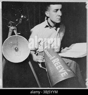 Leonard Reeve, aviateur de la RAF, travaille à la RAF Iver Heath, Pinewood Studios, Buckinghamshire, 1942-43. Pinewood Studios - ou RAF Iver Heath - a été utilisé comme base pendant la seconde Guerre mondiale pour la Royal Air Force film production Unit, la Crown film Unit, et l'Army film and Photographic Unit. Les studios ont été utilisés pour produire à la fois des films prônant le rôle des forces armées dans la guerre, et des films documentaires, enregistrant les progrès de la guerre. Dorothy 'Knicky' Chapman a été affectée aux studios Pinewood pour servir en tant que WAAF avec l'unité de production cinématographique de la RAF, travaillant dans le département des images fixes. Ce ph Banque D'Images