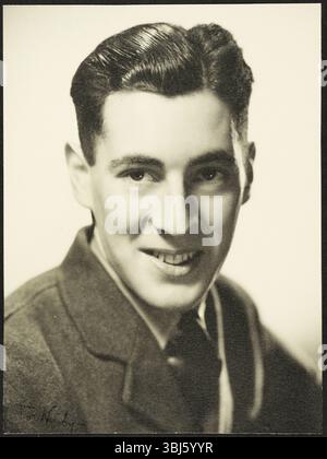 Portrait du sergent Johnny Jay de la RAF en civil, à la RAF Iver Heath, Pinewood Studios, Buckinghamshire, 1942-43. Johnny Jay est né en 1920 à Brixton, Londres. À quinze ans, il commence sa carrière comme apprenti photographe. Pendant la seconde Guerre mondiale, il a servi dans l'unité de production cinématographique de la RAF aux studios Pinewood dans le département des photos, avant d'être invalidé en 1944. Il poursuit une carrière réussie dans le cinéma, devenant l'un des meilleurs photographes britanniques, travaillant sur des films tels que The Rocky Horror Show, 2001 : a Space Odyssey, et Star Wars Episode IV : a New Hope. Pinewood Studio Banque D'Images