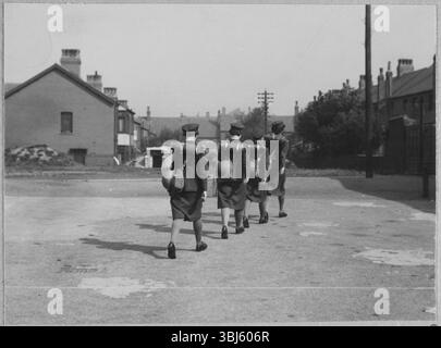 Royal Air Force No 2 School of Photography, Palatine Road, Blackpool, Lancashire, 1942-1943. Stagiaires de la WAAF (Women's Auxiliary Air Force) en service de picquet de feu, à l'extérieur de l'école de photographie no 2. La RAF&#x2019 ;s No. 2 School of Photography a été créée en août 1940 pour répondre au besoin croissant de photographes et techniciens photographiques pour aider à la reconnaissance aérienne pendant la seconde Guerre mondiale. L'école était basée au Blackpool Technical College et Palatine Secondary School à Blackpool. La formation des femmes à l'École a commencé en 1941. Stagiaires WAAF à l'école No. 2 de P Banque D'Images