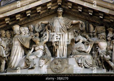 Fronton du Panthéon, Paris, France, 2008. Sculpté par Pierre-Jean David d’ ;Angers (1788-1856). Au centre, la République remet des couronnes à Liberty (à gauche) tandis que l'histoire (à droite) écrit les noms de ceux qui sont jugés dignes des couronnes. Dans la première rangée, les récipiendaires sont Malesherbes, Mirabeau, Monge et Fenelon. Dans la deuxième rangée se trouvent Lazare Carnot, Berthollet et Laplace. A droite du groupe central, Napoléon Bonaparte dirige une armée de soldats anonymes. Banque D'Images