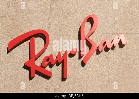 Porto, Portugal - 2 novembre 2024 : logo Ray-Ban sur l'extérieur du magasin dans la rue Banque D'Images