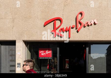 Porto, Portugal - 2 novembre 2024 : logo Ray-Ban sur l'extérieur du magasin dans la rue Banque D'Images