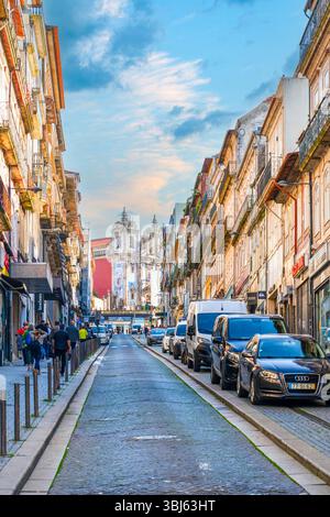 Porto, Portugal - 2 novembre 2024 : vue depuis la Rua de 31 de Janeiro (rue janvier 31) sur l'église Saint Ildefonso de Tolède à Santo Ildefonso civil Banque D'Images