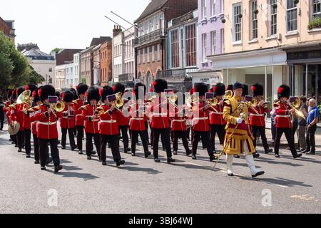 Windsor, Berkshire, Royaume-Uni. 13 juin 2025. Aujourd’hui, les Coldstream Guards du 1er Bataillon ont reçu les couleurs de New Regimental et King au château de Windsor. C'était en l'honneur de leur 375e année et le roi Charles III a fait la présentation. Environ 350 militaires du bataillon basé à Victoria Barracks à Windsor ont pris part à la cérémonie. Les soldats et les fanfares marchèrent à travers Windsor jusqu'au château de Windsor et retournèrent plus tard à Victoria Barracks et furent accompagnés par la police à cheval de la vallée de la Tamise. Crédit : Maureen McLean/Alamy Live News Banque D'Images