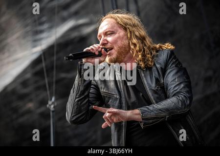 Solvesborg, Suède. 05th, juin 2025. Le groupe de death metal mélodique suédois Dark Tranquillity donne un concert live lors du festival suédois Sweden Rock Festival 2025 à Solvesborg. Ici, le chanteur Mikael Stanne est vu en direct sur scène. Banque D'Images