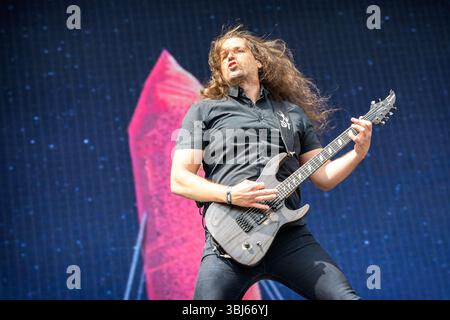 Solvesborg, Suède. 05th, juin 2025. Le groupe de death metal mélodique suédois Dark Tranquillity donne un concert live lors du festival suédois Sweden Rock Festival 2025 à Solvesborg. Ici le guitariste Johan Reinholdz est vu en direct sur scène. Banque D'Images