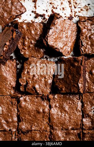 Une vue aérienne de brownies au chocolat fraîchement cuits coupés en carrés. Banque D'Images