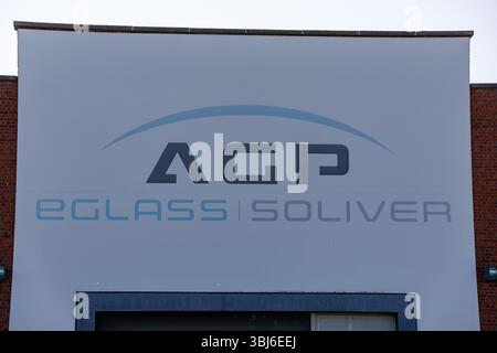 Rumbeke, Belgique. 13 juin 2025. Cette photo montre une usine de production du producteur de verre automobile AGP à Rumbeke, vendredi 13 juin 2025. Une acquisition par un autre a échoué et 1200 emplois sont menacés. BELGA PHOTO KURT DESPLENTER crédit : Belga News Agency/Alamy Live News Banque D'Images