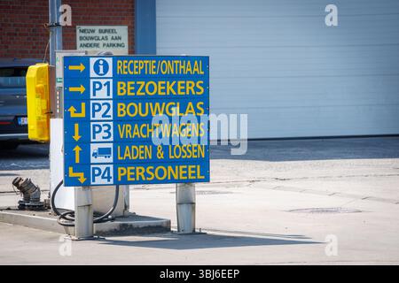 Rumbeke, Belgique. 13 juin 2025. Cette photo montre une usine de production du producteur de verre automobile AGP à Rumbeke, vendredi 13 juin 2025. Une acquisition par un autre a échoué et 1200 emplois sont menacés. BELGA PHOTO KURT DESPLENTER crédit : Belga News Agency/Alamy Live News Banque D'Images