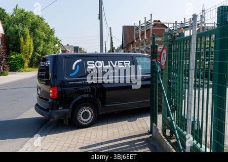 Rumbeke, Belgique. 13 juin 2025. Cette photo montre une usine de production du producteur de verre automobile AGP à Rumbeke, vendredi 13 juin 2025. Une acquisition par un autre a échoué et 1200 emplois sont menacés. BELGA PHOTO KURT DESPLENTER crédit : Belga News Agency/Alamy Live News Banque D'Images