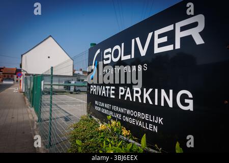 Rumbeke, Belgique. 13 juin 2025. Cette photo montre une usine de production du producteur de verre automobile AGP à Rumbeke, vendredi 13 juin 2025. Une acquisition par un autre a échoué et 1200 emplois sont menacés. BELGA PHOTO KURT DESPLENTER crédit : Belga News Agency/Alamy Live News Banque D'Images