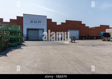 Rumbeke, Belgique. 13 juin 2025. Cette photo montre une usine de production du producteur de verre automobile AGP à Rumbeke, vendredi 13 juin 2025. Une acquisition par un autre a échoué et 1200 emplois sont menacés. BELGA PHOTO KURT DESPLENTER crédit : Belga News Agency/Alamy Live News Banque D'Images