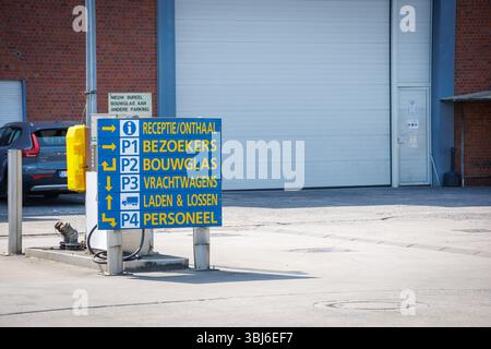 Rumbeke, Belgique. 13 juin 2025. Cette photo montre une usine de production du producteur de verre automobile AGP à Rumbeke, vendredi 13 juin 2025. Une acquisition par un autre a échoué et 1200 emplois sont menacés. BELGA PHOTO KURT DESPLENTER crédit : Belga News Agency/Alamy Live News Banque D'Images