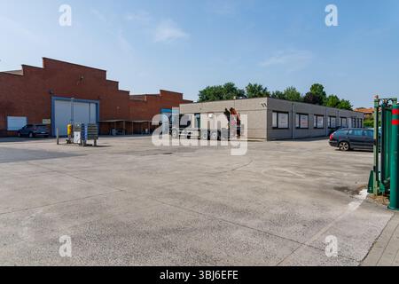 Rumbeke, Belgique. 13 juin 2025. Cette photo montre une usine de production du producteur de verre automobile AGP à Rumbeke, vendredi 13 juin 2025. Une acquisition par un autre a échoué et 1200 emplois sont menacés. BELGA PHOTO KURT DESPLENTER crédit : Belga News Agency/Alamy Live News Banque D'Images