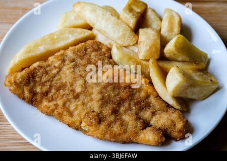 Londres Royaume-Uni, 13 juin 2025, repas classique de poisson et frites pour une personne Banque D'Images
