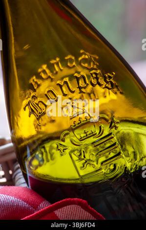 BONPAS CÔTES DU RHÔNE vue rapprochée sur verre étiquette en relief sur bouteille de vin rouge Bonpas Côtes-du-Rhône AOC Rhône France Banque D'Images