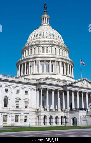 Le majestueux dôme du Capitole des États-Unis, Washington DC, se dresse bien en vue contre un ciel bleu vif. Banque D'Images