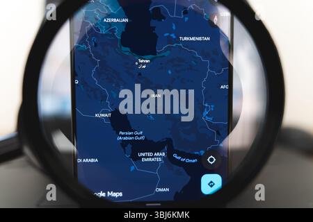 Écran de smartphone montrant la carte satellite de l'Iran un pays du moyen-Orient. 13 juin 2025. Photo de haute qualité Banque D'Images