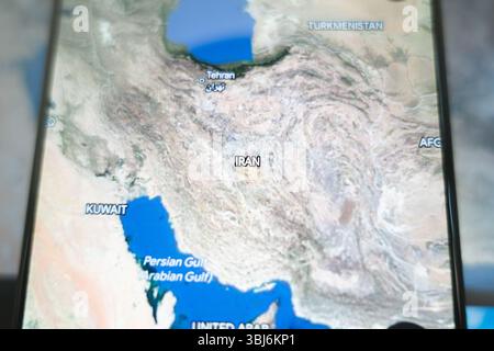 Écran de smartphone montrant la carte satellite de l'Iran un pays du moyen-Orient. 13 juin 2025. Photo de haute qualité Banque D'Images