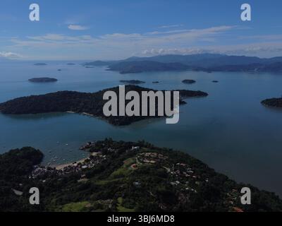 Vue drone de Paraty, Rio de Janeiro, met en valeur la forêt atlantique luxuriante, les côtes animées, et de nombreuses petites îles dans la mer étincelante. Banque D'Images