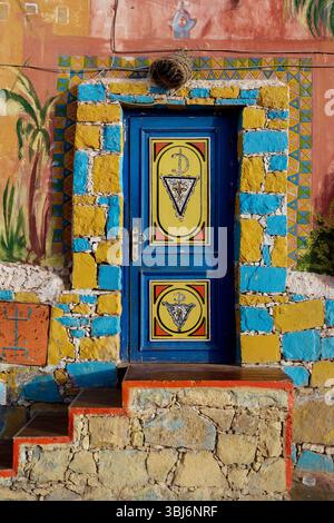 Porte peinte de façon vibrante à Taghazout, Maroc Banque D'Images