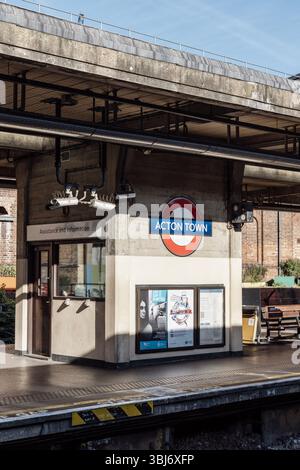 Quais à Acton Town Station, Londres, Angleterre Banque D'Images