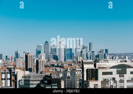 Vue des gratte-ciel de Canary Wharf depuis le jardin au 120 au bâtiment Fen court avec la strophe Londres en arrière-plan, City of London, Angleterre Banque D'Images
