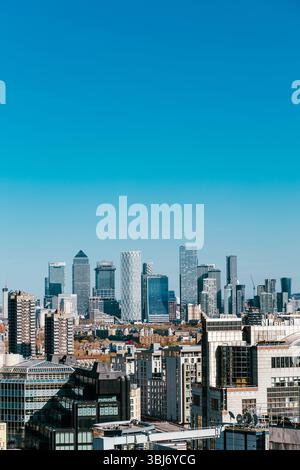 Vue des gratte-ciel de Canary Wharf depuis le jardin au 120 au bâtiment Fen court avec la strophe Londres en arrière-plan, City of London, Angleterre Banque D'Images