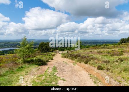 Chemin vers Rivington Pike Tower haut dans les collines près de Bolton dans le nord-ouest de l'Angleterre. Banque D'Images