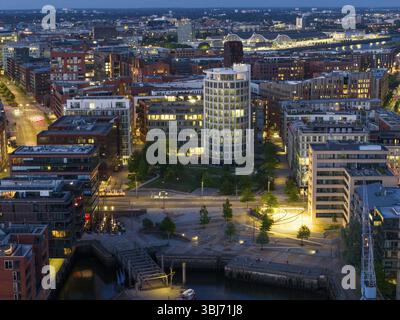 Vue aérienne de la Speicherstadt Hambourg avec terrasses Magellan au port de Sandtor à l'heure bleue, Hambourg, Allemagne, Europe Banque D'Images