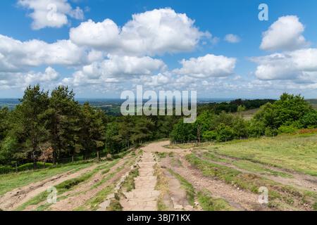 Chemin vers Rivington Pike Tower haut dans les collines près de Bolton dans le nord-ouest de l'Angleterre. Banque D'Images
