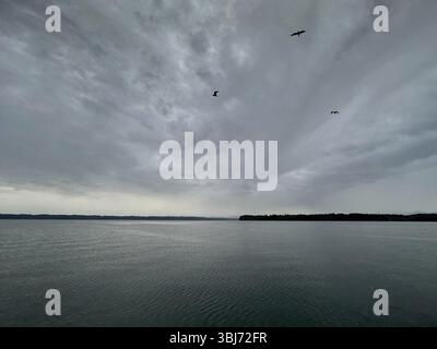 Nuages sombres au-dessus du lac Starnberg, Bavière, Allemagne, Europe Banque D'Images