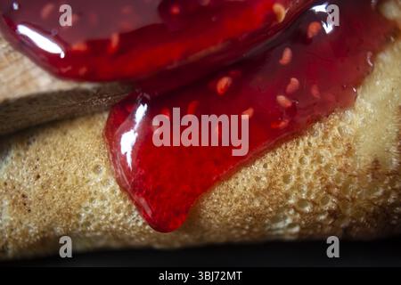 Confiture de framboises, crêpe avec confiture de framboises, Maslenitsa, cuillère de confiture,. Photo de haute qualité Banque D'Images