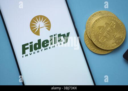 Dhaka, Bangladesh- 12 juin 2025 : logo Fidelity Investments sur l'écran du smartphone près de Bitcoin coin et QR code sur fond bleu Banque D'Images