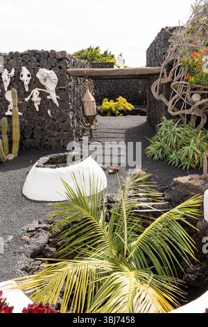 Un sentier unique à l'intérieur de la Fondation Cesar Manrique à Lanzarote, avec des murs en pierre volcanique et des éléments artistiques. Banque D'Images