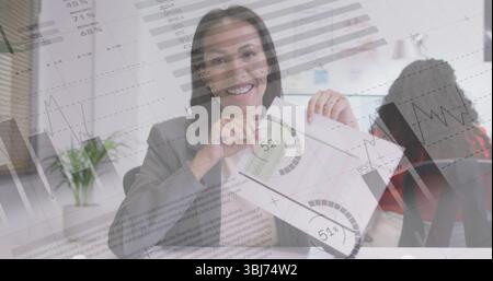 Femme asiatique souriante portant des vêtements d'affaires présentant des graphiques de jauge montrant 52% et 51% au bureau Banque D'Images