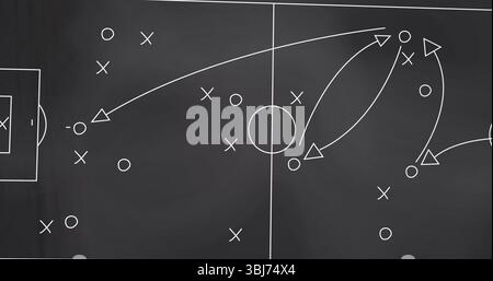 Surface de tableau noir affichant la stratégie tactique de football dans la salle de coaching, avec des dessins à la craie blanche Banque D'Images
