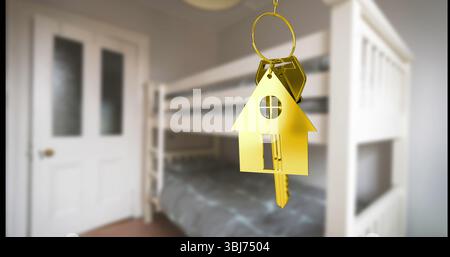 Porte-clés dorés en forme de maison et clé dans la chambre, avec lit superposé blanc et porte dépolie Banque D'Images