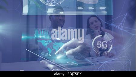 Projection sur tablette affichant des graphiques de données cartographiques du monde dans la salle de réunion, les collègues regardant l'icône 5G. Banque D'Images