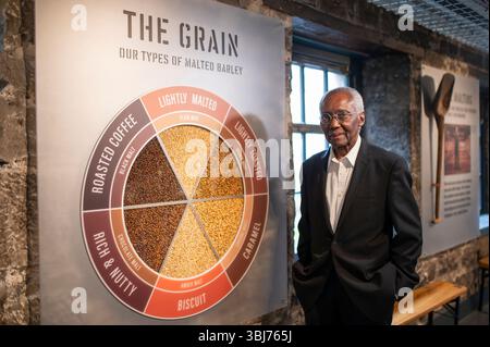 Sir Godfrey Palmer OBE, Royaume-Uni. 13 juin 2025. Photo du fichier, annonce que Sir Geoff Palmer OBE est mort aujourd'hui. 13 juin 2025 12 avril 2022. Sir Godfrey Palmer OBE est professeur émérite à l'École des sciences de la vie de l'Université Heriot-Watt à Édimbourg, en Écosse, il a découvert le processus d'abrasion de l'orge alors qu'il était chercheur à la Brewing Research Foundation de 1968 à 1977 crédit : phil wilkinson/Alamy Live News Banque D'Images