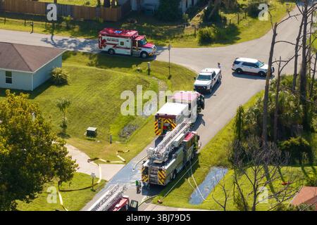 Le personnel des services d'urgence réagit à l'accident de monoxyde de carbone dans la rue résidentielle de Floride. Les premiers intervenants enquêtant sur les risques d'incendie de Banque D'Images