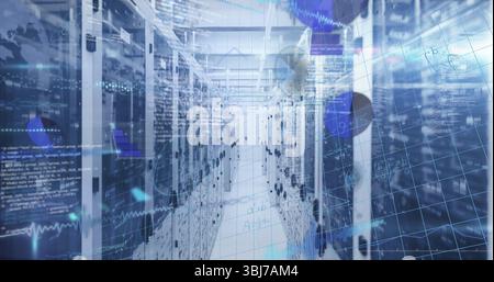 Allée s'étendant dans le hall du centre de données, avec racks de serveurs, LED clignotantes, câbles réseau Banque D'Images