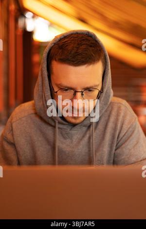 Un jeune programmeur travaille dans un café Banque D'Images