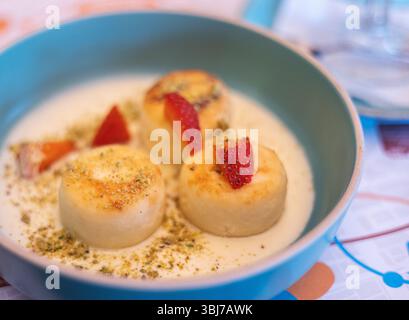 Plat de crêpes au fromage cottage avec crème Banque D'Images