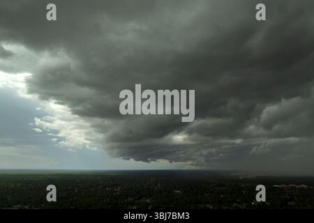Nuages orageux se formant pendant l'orage sur le ciel sombre. Déplacement et changement du temps de paysage nuageux Banque D'Images