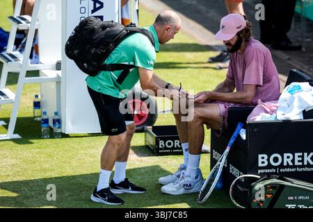 'S-HERTOGENBOSCH, PAYS-BAS - 13 JUIN : Reilly Opelka des États-Unis reçoit des soins médicaux lors de son match de quart de finale en simple masculin contre Daniil Medvedev de Russie le jour 5 des Championnats Libema Open Grass court à l'Autotron le 13 juin 2025 à 's-Hertogenbosch, pays-Bas. (Photo de René Nijhuis) crédit : René Nijhuis/Alamy Live News Banque D'Images
