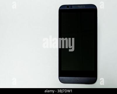 vue verticale d'un smartphone gris vierge sur fond blanc Banque D'Images