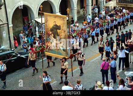 Padoue, Italie. 13 juin 2025. Un jour Anthony. La statue et les reliques du Saint en procession à travers les rues de la ville. Des milliers de pèlerins venaient du monde entier. Crédits : Ferdinando Piezzi/ Alamy Live News Banque D'Images