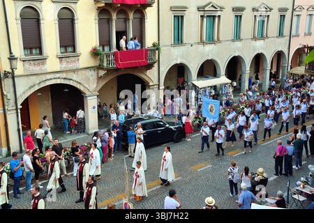 Padoue, Italie. 13 juin 2025. Un jour Anthony. La statue et les reliques du Saint en procession à travers les rues de la ville. Des milliers de pèlerins venaient du monde entier. Crédits : Ferdinando Piezzi/ Alamy Live News Banque D'Images