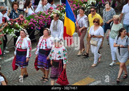 Padoue, Italie. 13 juin 2025. Un jour Anthony. La statue et les reliques du Saint en procession à travers les rues de la ville. Des milliers de pèlerins venaient du monde entier. Crédits : Ferdinando Piezzi/ Alamy Live News Banque D'Images